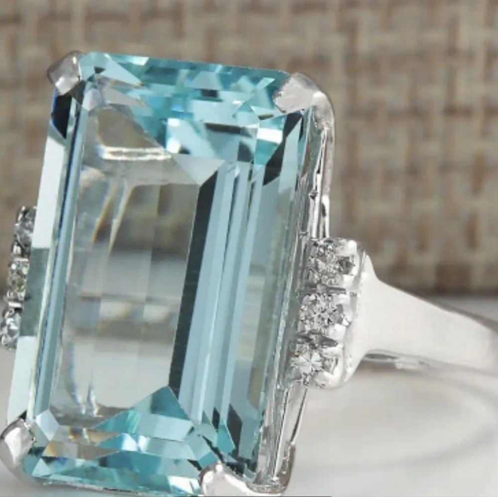 SALE ** BRAND NEW ** BEAUTIFUL AQUARMARINE RING